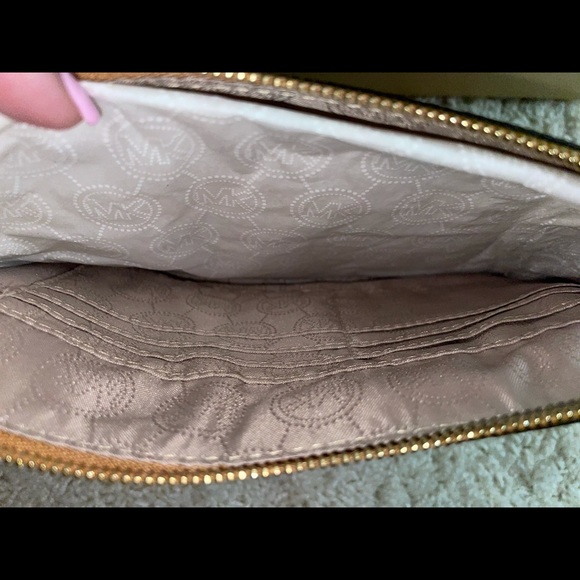 New Leather Michael Kors Wristlet - Picture 3 of 7